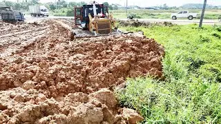 MIGHTY! Power Bulldozer KOMATSU D60P Pouring Mud Land Filling Up