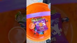 Halloween стартовал...ну а с ним и сбор конфет и не только