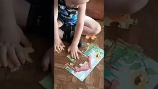 Ребенок собирает пазлы👍
