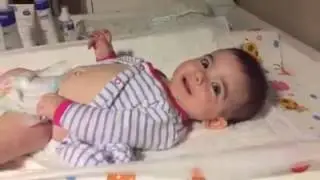 Отец меняет памперс малышу.👍 😁😊