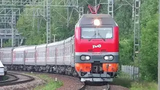 Электровоз ЭП2К-402 с приветливым помощником машиниста на большой скорости