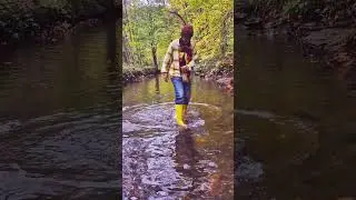 die Stimmung mit Stiefel einfach laufen im Wasser