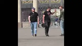 Антон Теляков раздаёт пятульки прохожим