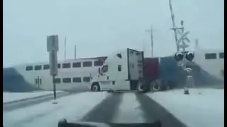 Когда не вовремя забуксовал на переезд...