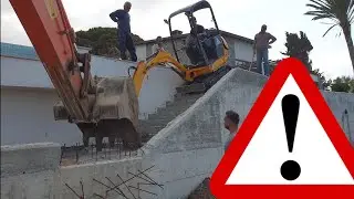 TEHLİKE !!! MİNİ  EKSAVATOR  YÜKSEK VE TEHLİKELI YERDEN İNME . İş Makinaları