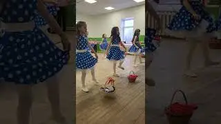 Девочки готовят танец на новый год 