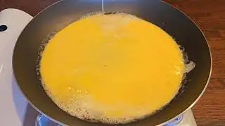 Try making it yourself! An easy pepperoni omelet sandwich for breakfast