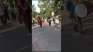 Lihat karnaval d depan rumah. #karnaval #karnaval17agustus #drumband
