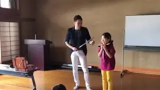 子どもの首に剣をブッ刺す