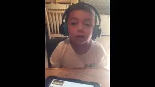 Mon ti homme avec ces nouveau écouteur 😂 un vrai chanteur