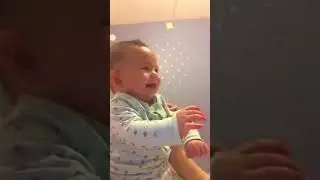 Смеётся