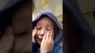 Макар вытирает слезы. Наши парни не плачут.