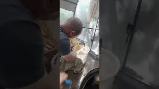 Процесс откачки мёда на старой медогонке 