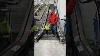 До сих пор люблю кататься на эскалаторе 