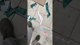 заклеил старый холодильник в автомобильную плёнку.