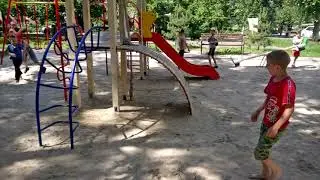 Догонялки на детской площадке