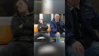 Metroda insanların omuzunda uyuma şakası
