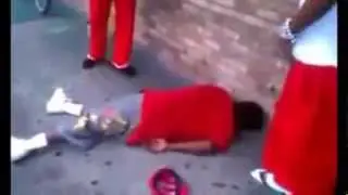 A former boxer knocks a guy ! CHOC !