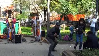 Бомж танцует