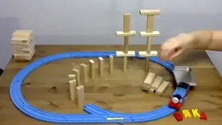 Томас строит башню. Башня из палочек.