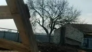 Вертолет летает над деревней О_о
