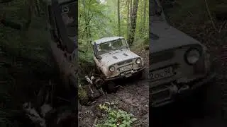 Брёвна в колее. Чуть не задавил оператора.