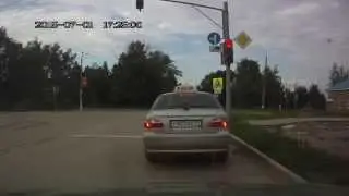Идиот, другого слова нет.