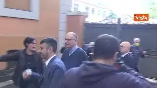 Letta saluta e scatta foto con militanti Pd al seggio di Testaccio