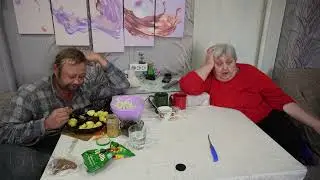 Ласковая и добрая мамочка всегда накормит своего сынульку вкусной едой ПОДВАЛ ИЛЬИЧА ужинаем вместе