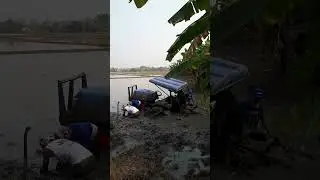 Traktor roda empat Iseki terjebak lumpur sedang dievakuasi