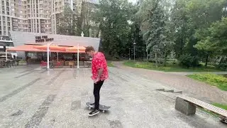 айсберг показывает трюки на скейте