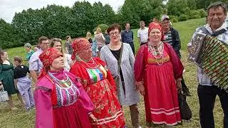 Праздник в Борках, на берегу речки. Играет Анатолий Святов.