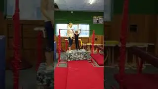 Дуга-соскок на перекладине,тренировка с тренером. Вероника 5 лет.