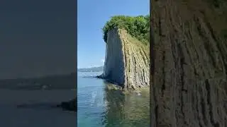 Теплоход паркуется на берег.