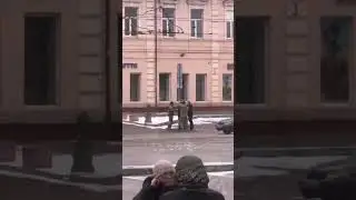 В украинских пабликах пишут, что так на улицах Днепра отлавливают призывников. #новости