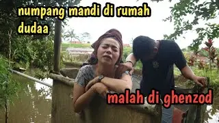 Numpang mandi di rumah duda