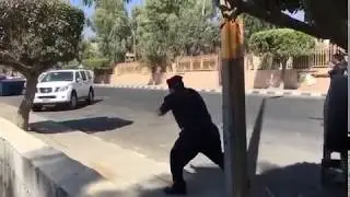 ضباط الشرطة السعودية الشجعان الذين يقومون بعملية ضد المجرمين.