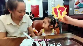 Gia đình đi ăn tại quán xem Bí và Bắp