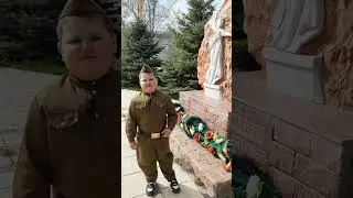 "Стихи о матери" исполняет Александр Канышев
