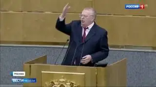 Жириновский дарит велосипед и удочку.