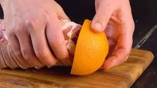 Ele usa as 2 metades da laranja para isto. Eu jamais teria tido esta ideia. Genial!