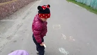 Ева и Исаак рисуют на асфальте