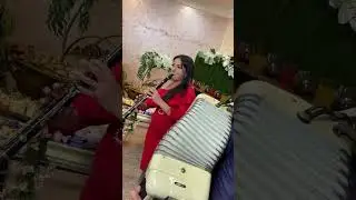 Девушка великолепно играет на кларнете