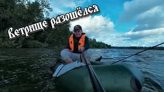 ПОПАЛ В ШТОРМ на мелкой ШХУНЕ. Грозное озеро с окунем