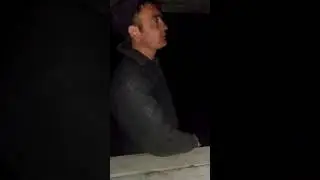 Парень проголодался и сьел сирое яйцо