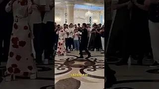 ПАРЕНЬ ТАНЦУЕТ С ПЕВИЦЕЙ🔥 #shorts