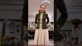 Кристина Асмус снимает юбку после спектакля