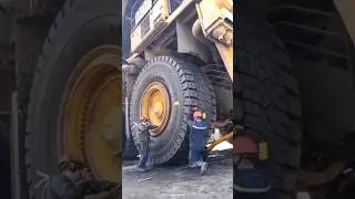 दुनियां के सबसे बड़े और महंगे टायर को कैसे बदला जाता है? By Gyaan Ki Bhasha