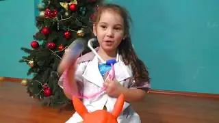 Маша и Аня весело играют вместе с мячиками для детей