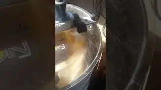 Второй день качяю  мёд.